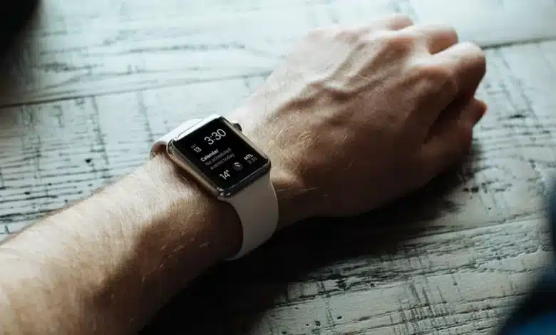 Imagem representativa da revolução na saúde com o Apple Watch, monitorizando hipertensão e apneia do sono.